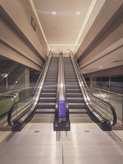 紫色和黑色自动扶梯上白色地砖
